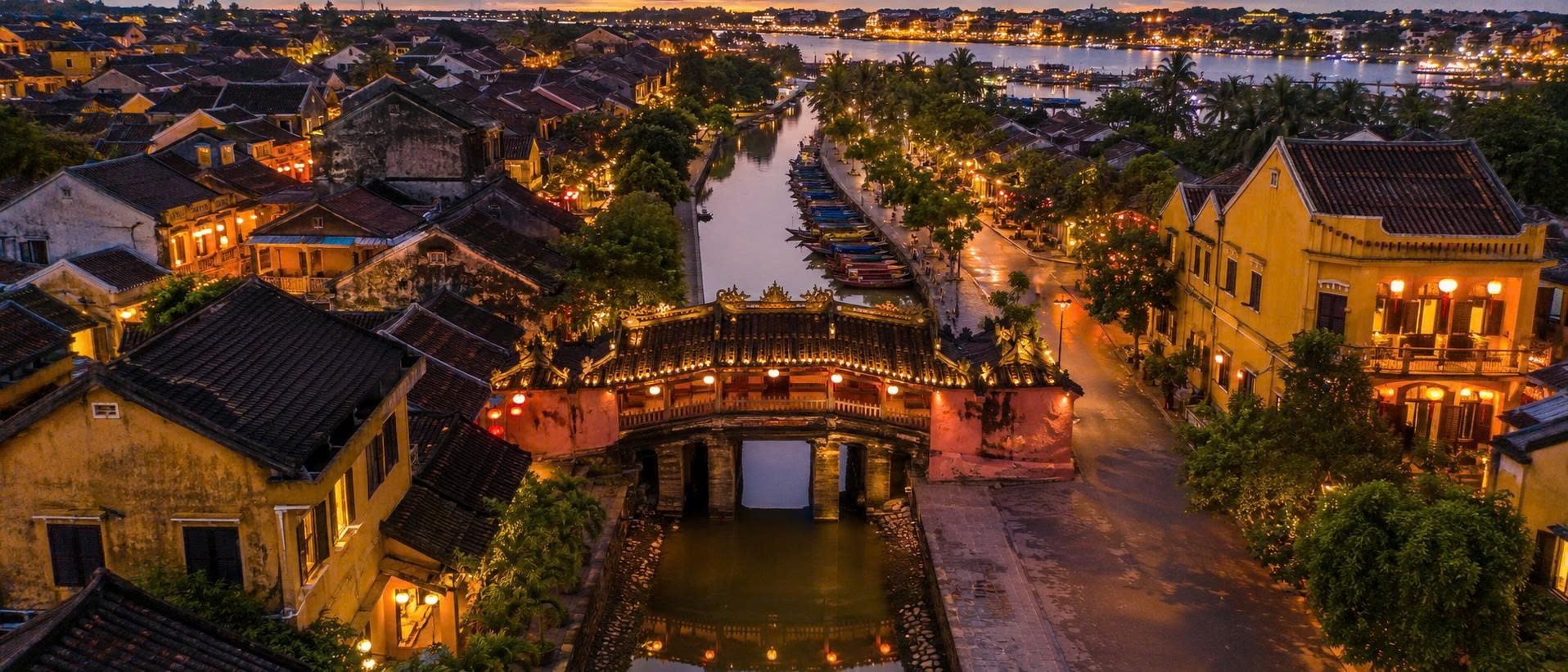 Phố cổ Hội An và sông Hoài nhìn từ trên cao về đêm
